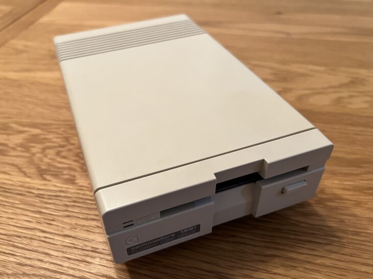 File:Commodore 1581 disk drive.jpg
