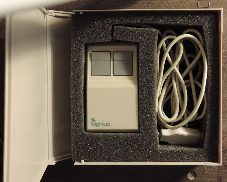 File:Genius Mouse Box Inner.JPG